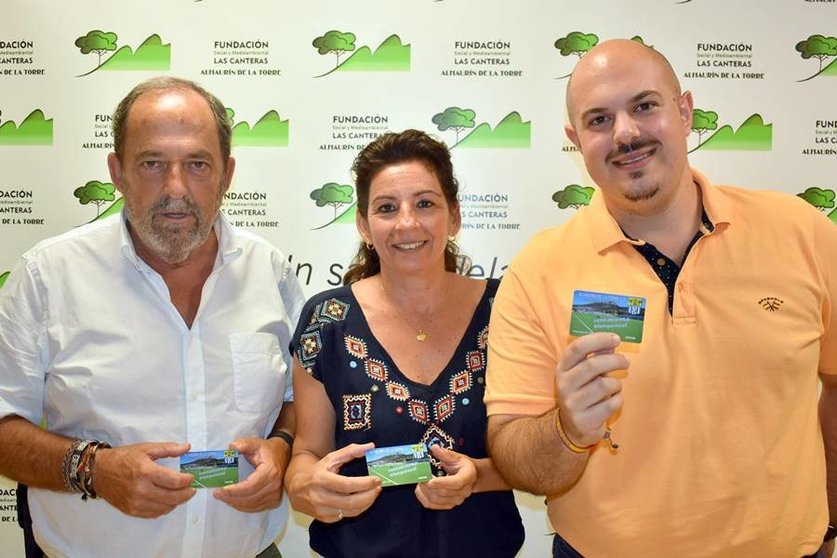Luis Bravo, Pilar Conde y Francisco José Sánchez. La Fundación entrega un lote de carnés de abonado del Alhaurín de la Torre C. F.