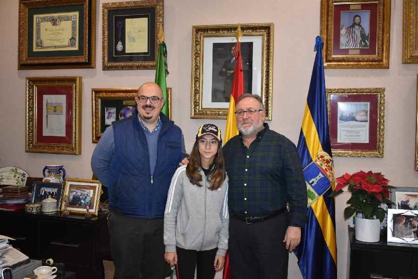 El alcalde recibe a Ainhoa Ramos, la joven de 15 años que triunfa en el motociclismo