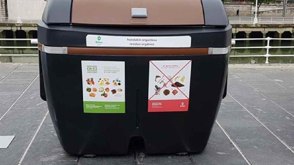 Contenedor marrón para reciclaje de residuos orgánicos