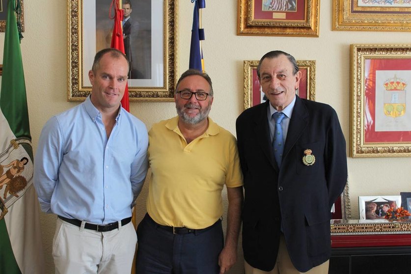 Carlos Pitarch, director gerente de Lauro Golf; Joaquin Villanova y Angel de la Riva, presidente de la Federación Andaluza de Golf