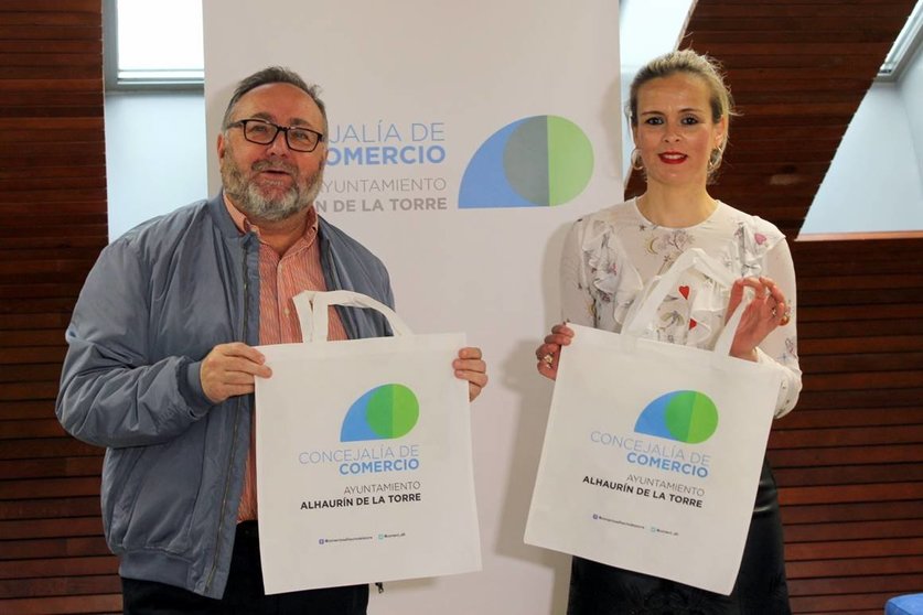 Joaquín Villanova y Remedios Cueto durante la presentación del nuevo logo del Área de Comercio