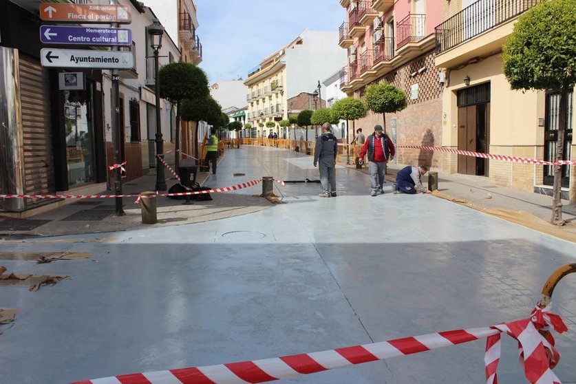 La calle Juan Carlos I estrenará una nueva pintura antideslizante