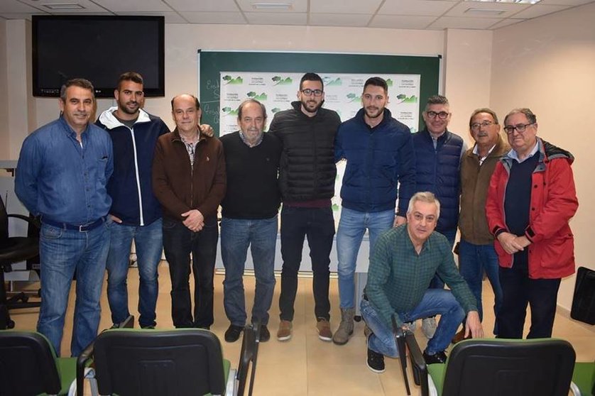 La Fundación Las Canteras colabora con el Club de Natación y las Peñas Madridista y Barcelonista. Foto de grupo