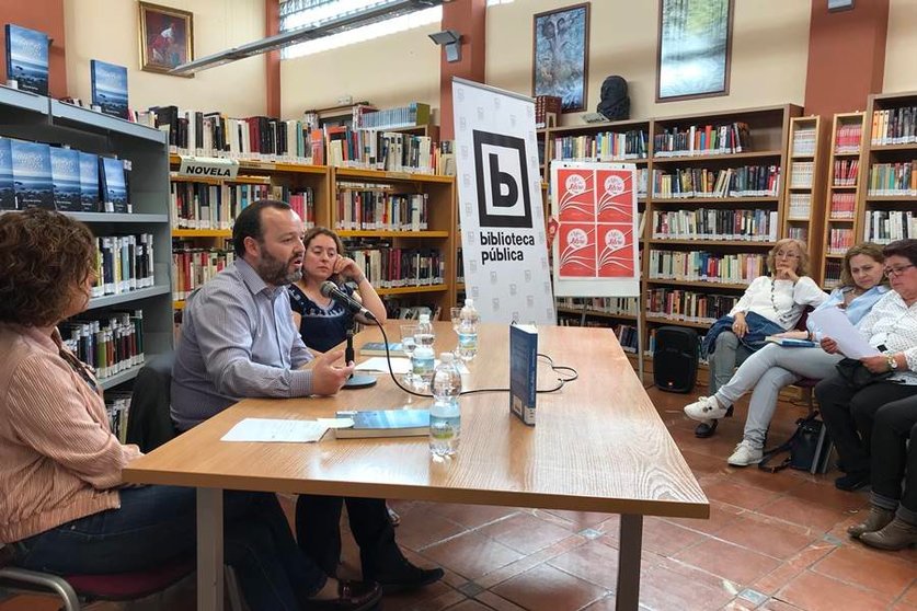 Víctor Frías comparte sus &#39;VerSoS de la MeDuSa&#39; con los clubes de lectura. Encuentro con el Autor
