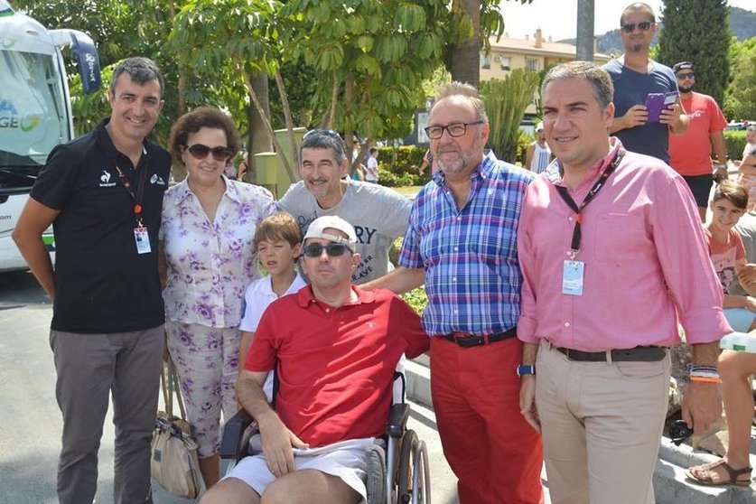 Javier Otxoa, familia y amigos, en la salida de la Vuelta de 2015 con el alcalde, el presidente de la Diputación y el director de la ronda