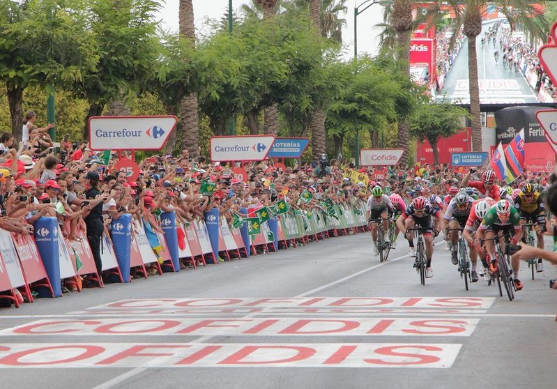 Llegada al sprint. 3ª Etapa (Mijas / Alhaurín de la Torre) Vuelta Ciclista a España 2018. Foto: A. Doctor / El Ágora