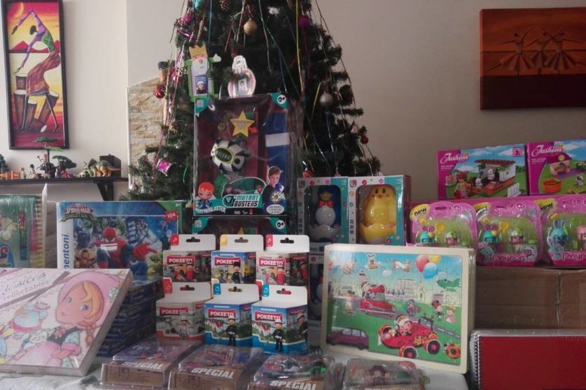 El Ayuntamiento dona un lote de regalos para los niños ingresados en el Hospital Materno Infantil