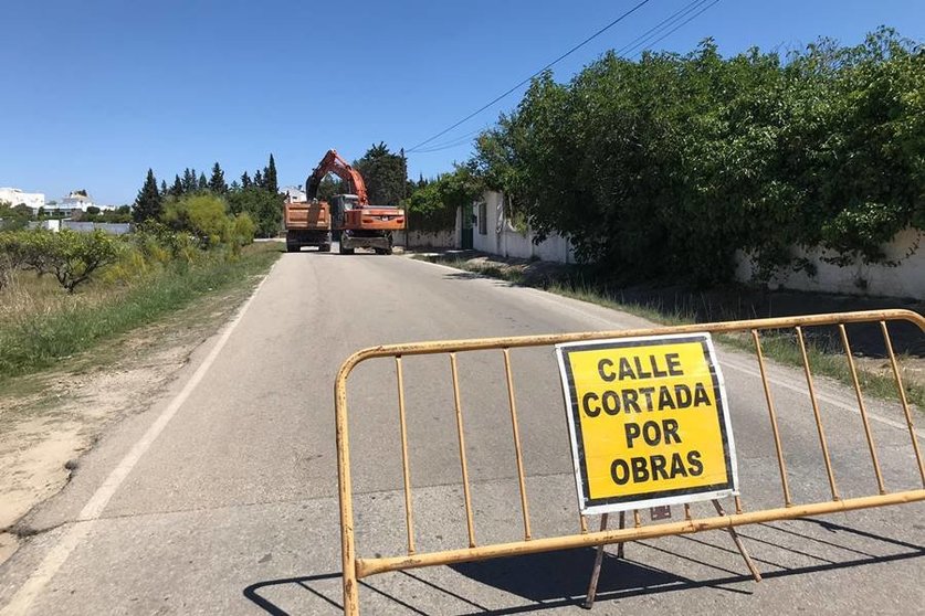 Obras camino de Zamorilla, calle cortada por obras