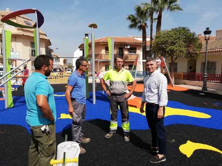 El Ayuntamiento ultima la instalación del nuevo parque infantil de la plaza de la Constitución