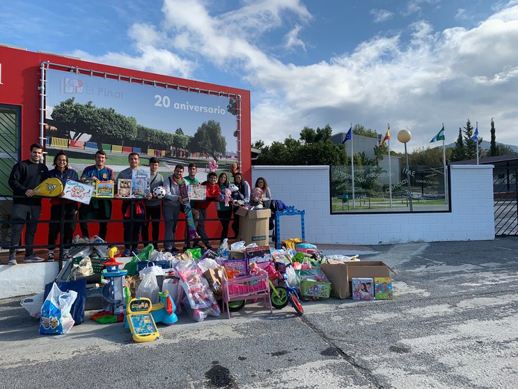 Colegio El Pinar, juguetes y material deportivo ONG's malagueñas (2)