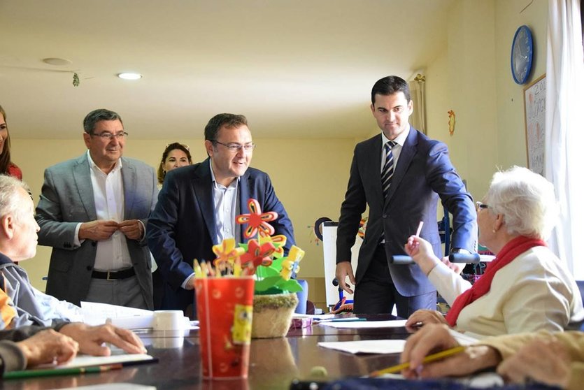 Miguel Ángel Heredia (PSOE), visita la residencia Seniors Torre del Mar