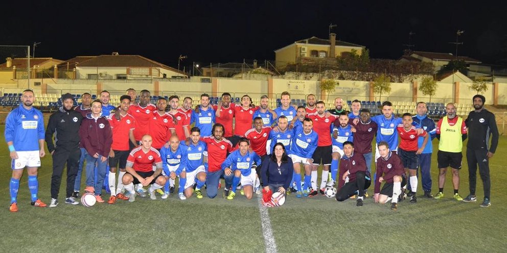 El equipo londinense Cricklewood Wanderers FC y La Peña participan en un amistoso encuentro por la integración