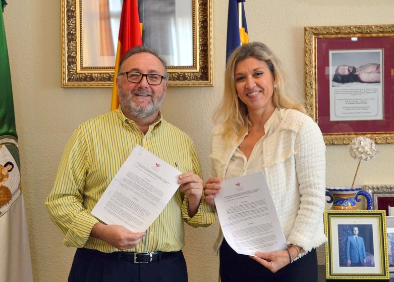 Firma de acuerdo con Cajasur. El alcalde, Joaquín Villanova y la representante del banco, Ana Rosa Delange