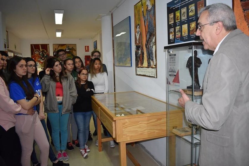 El Museo de la Educación lleva al IES Capellanía su muestra sobre el Quijote y la escuela