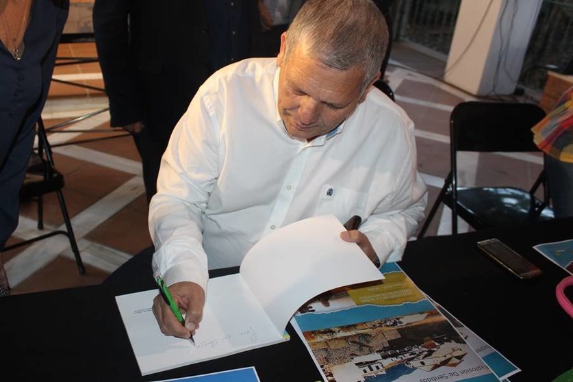 Firma nuevo libro Juan José Flores