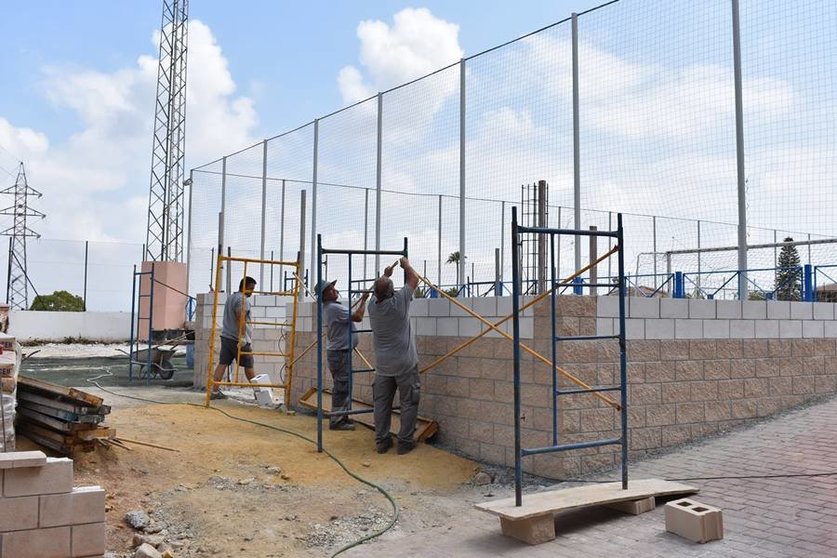 Obras de instalación de placas solares en el estadio El Pinar